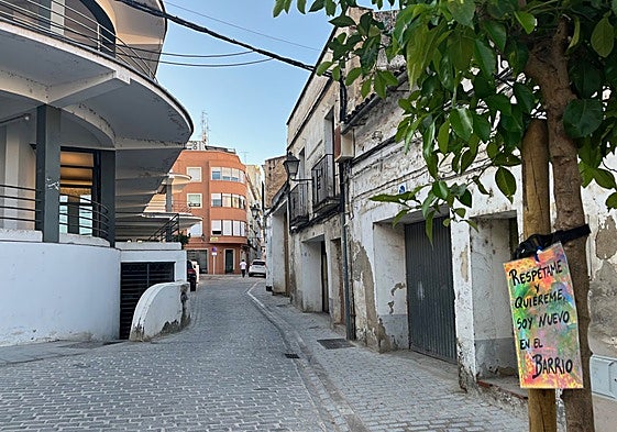 Un cartel en la plaza de Santa Ana.