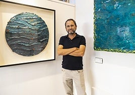 Jose Macías al lado de su exposición 'Diluvio' en Arte Joven.