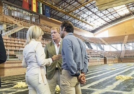 La consejera, el alcalde y Juan Parejo.