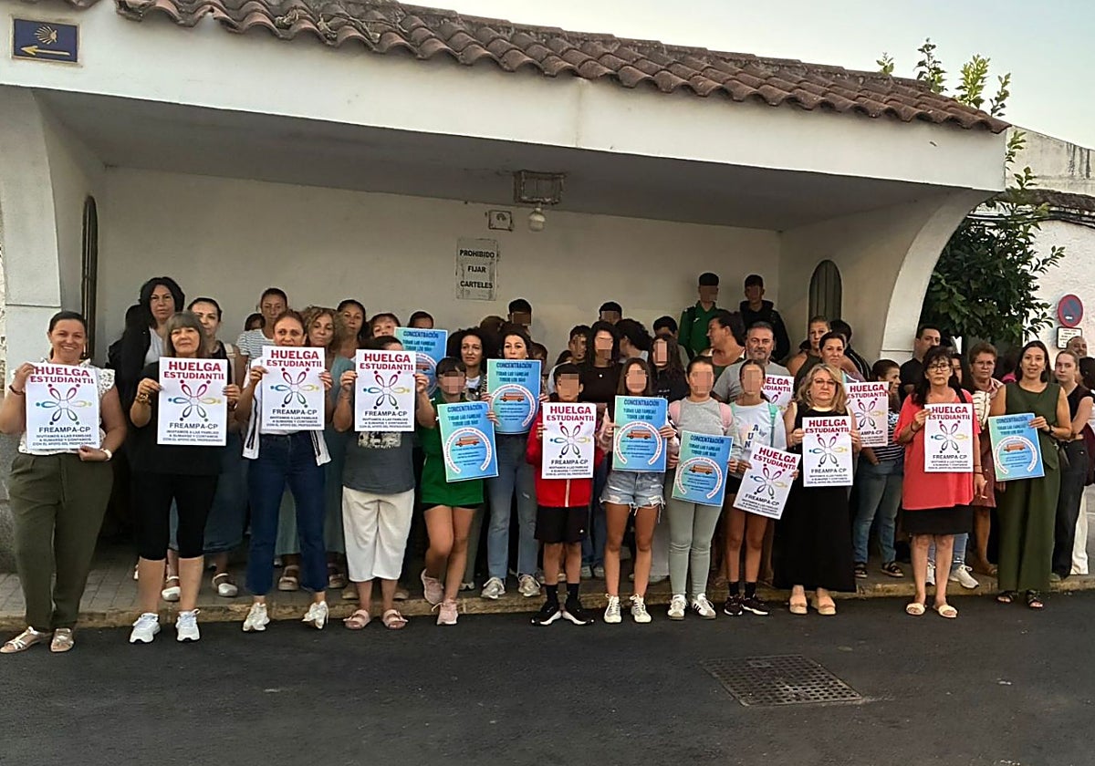 Protestas en Valencia del Ventoso por el transporte escolar en Extremadura.