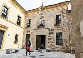 Fachada principal de la Casa de la Salud, en la plaza de Santa Ana.