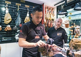 Jaime Enrique Centeno corta jamón junto a Jorge Espín en la tienda Corte Espín de la calle San Juan.