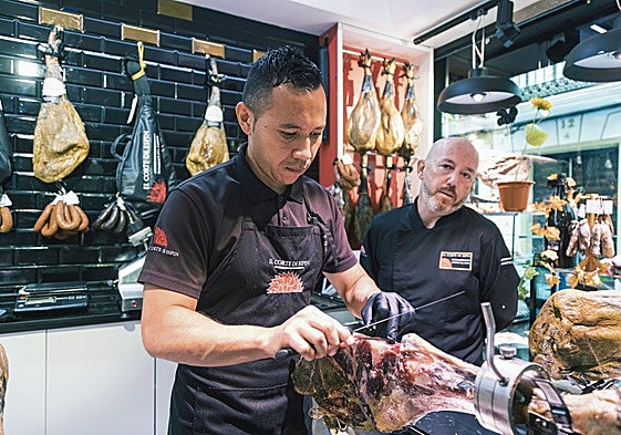 Jaime Enrique Centeno corta jamón junto a Jorge Espín en la tienda Corte Espín de la calle San Juan.