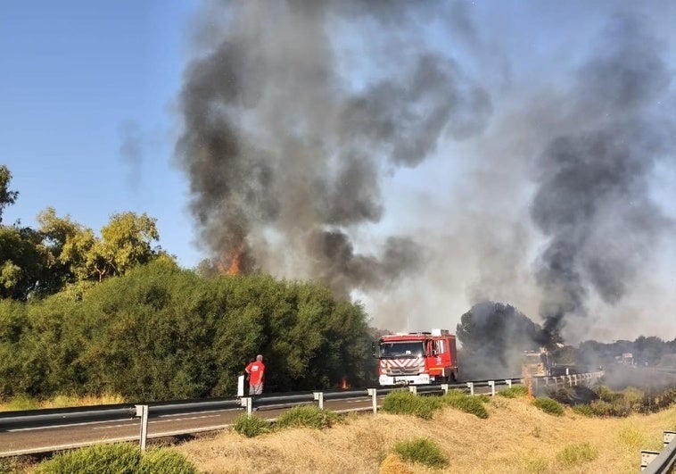 El incendio de un camión provoca el corte de un carril y retenciones en la A-5, a la altura de Lobón