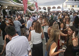 Grupo de personas en la Feria en la plaza de España el pasado viernes día 5.