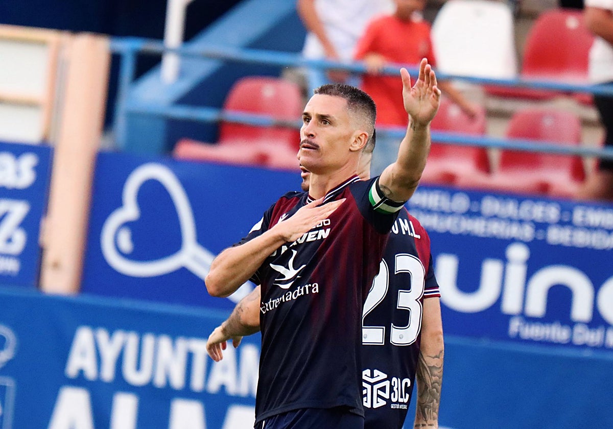 Callejón celebra un gol con el Extremadura.