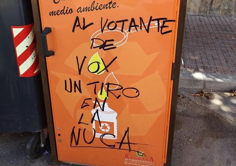 Rechazo unánime a unas pintadas en Mérida contra Vox y sus votantes