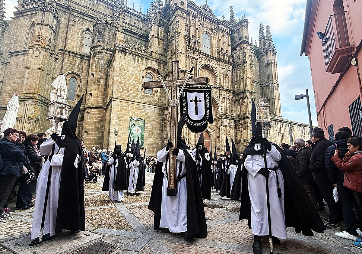 Un momento de la celebración del Sábado Santo a su paso por la Catedral de Plasencia.