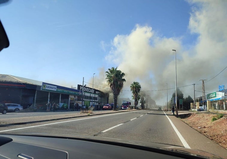 Los bomberos intervienen en un incendio en el Provecaex de la carretera del Ferial de Cáceres