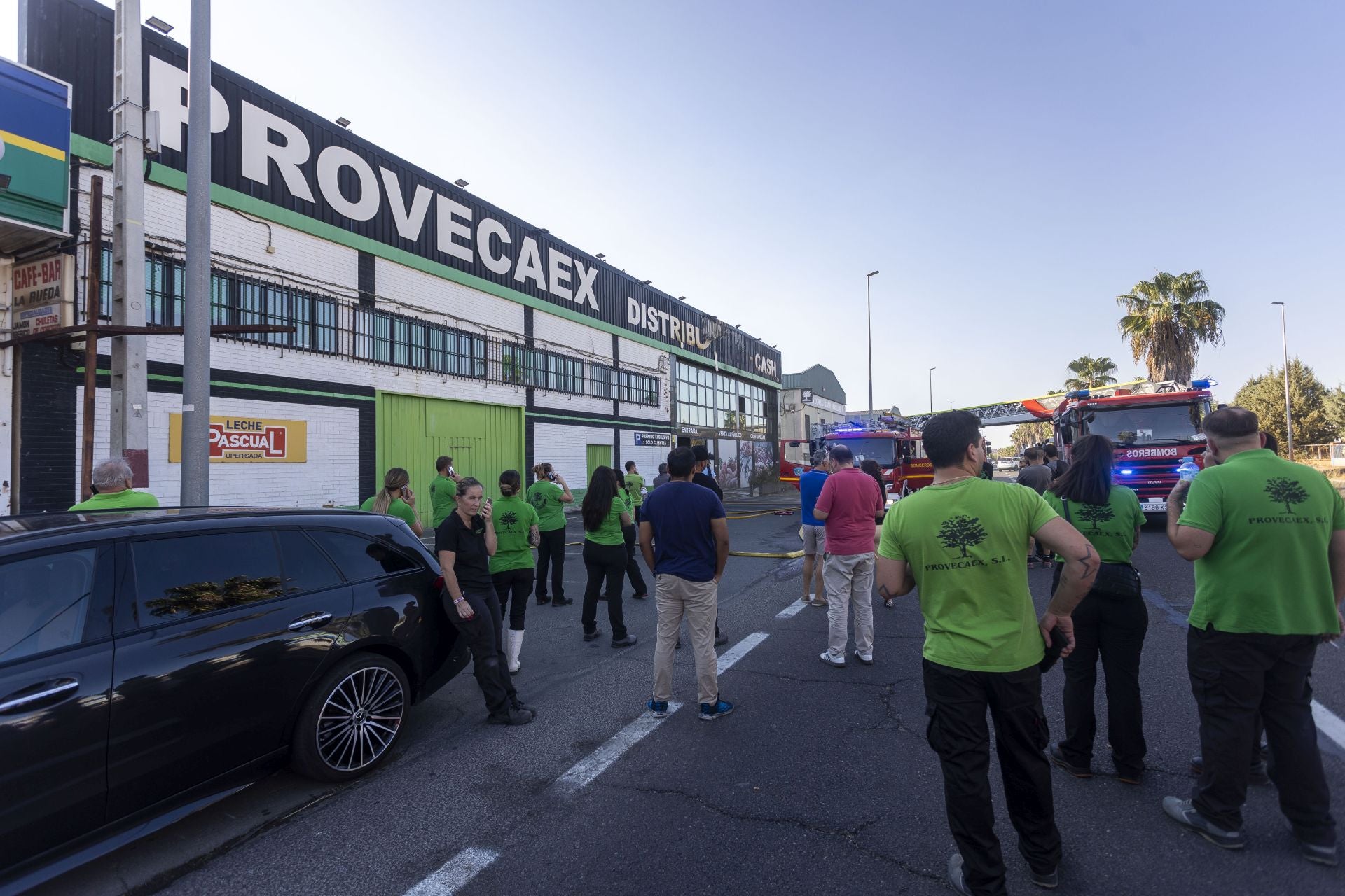 Trabajadores del establecimiento al ser evacuados.