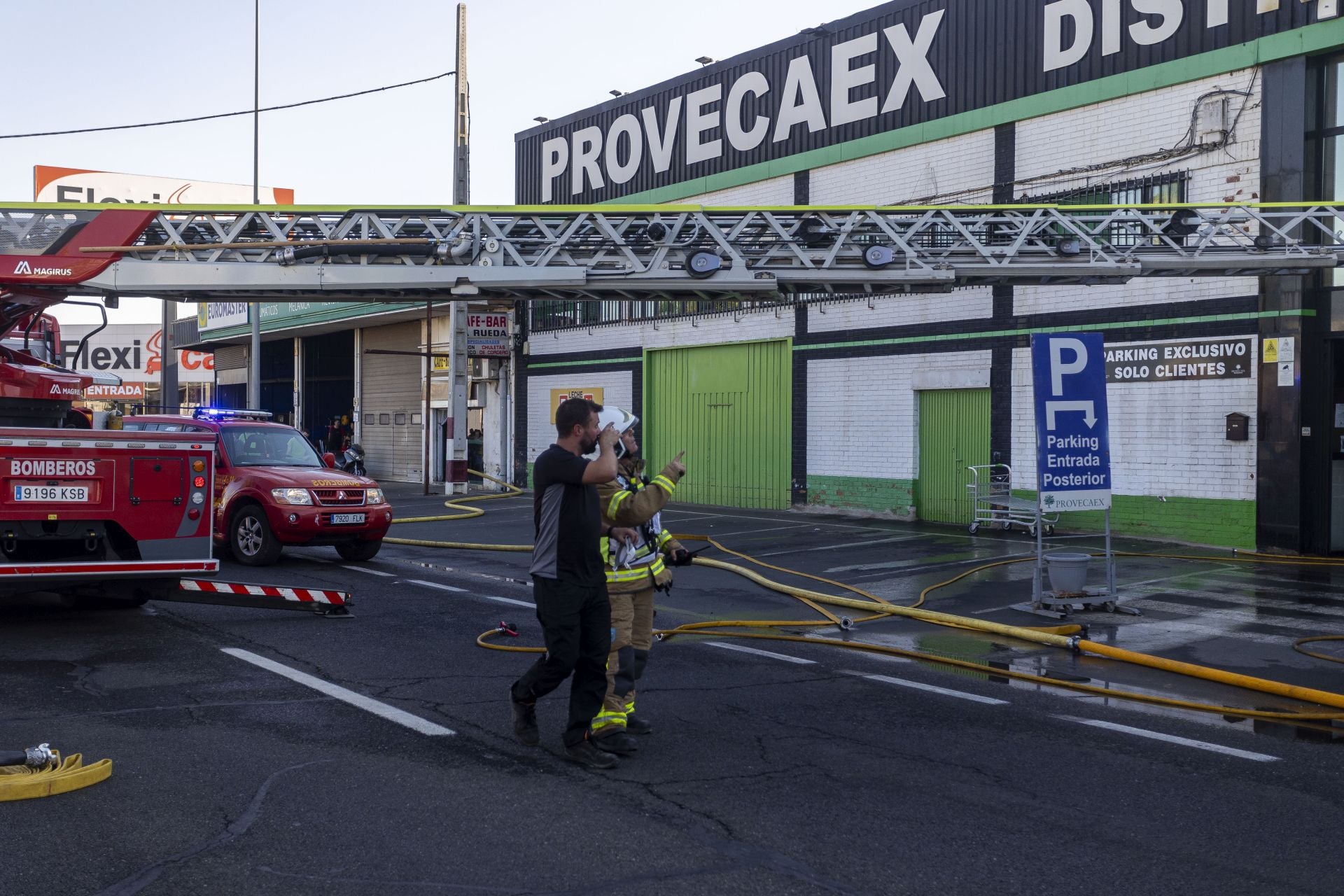 Las tareas de extinción del incendio se han extendido durante más de dos horas, tiempo en el que ha sido cortado un carril de la carretera.