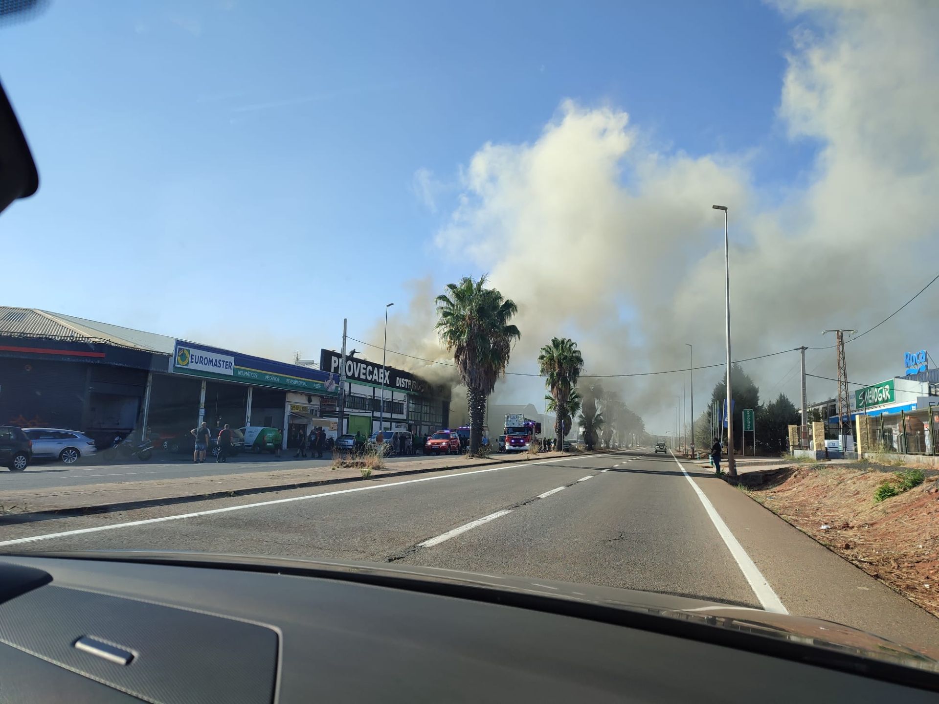 El incendio se inició hacia las 17.30 horas en el Provecaex de la Carretera del Ferial