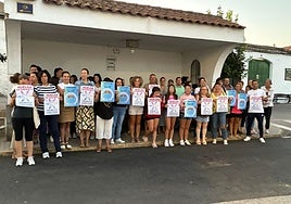 Varias familias protestan este miércoles en Valencia del Ventoso ante la falta de transporte escolar, pese a la normalización del servicio en la mayoría de pueblos extremeños.
