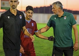 Marrero da ánimos a Pedro Pata en presencia de Gorka, tras la derrota del Badajoz en Santa Amalia.