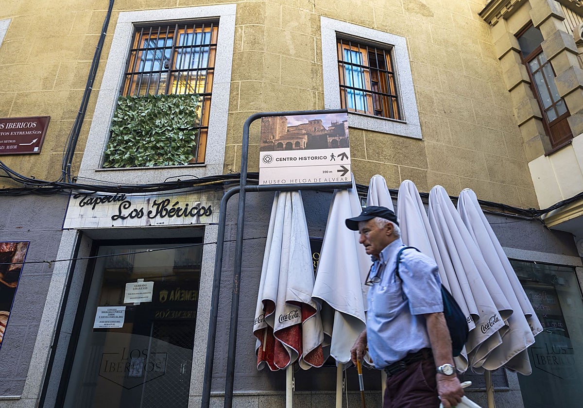 La señal indicativa al casco histórico de Cáceres que hay al bajar la calle Alzapiernas acaba de ser renovada.