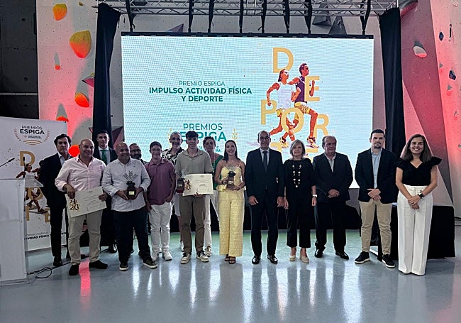 Foto de familia de los galardonados en los Premios Espiga del Deporte junto a las autoridades y representantes de Caja Rural de Extremadura.