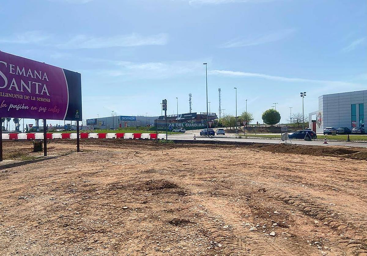 Carril bici y acerado peatonal en el tramo de la EX-206 de Don Benito.