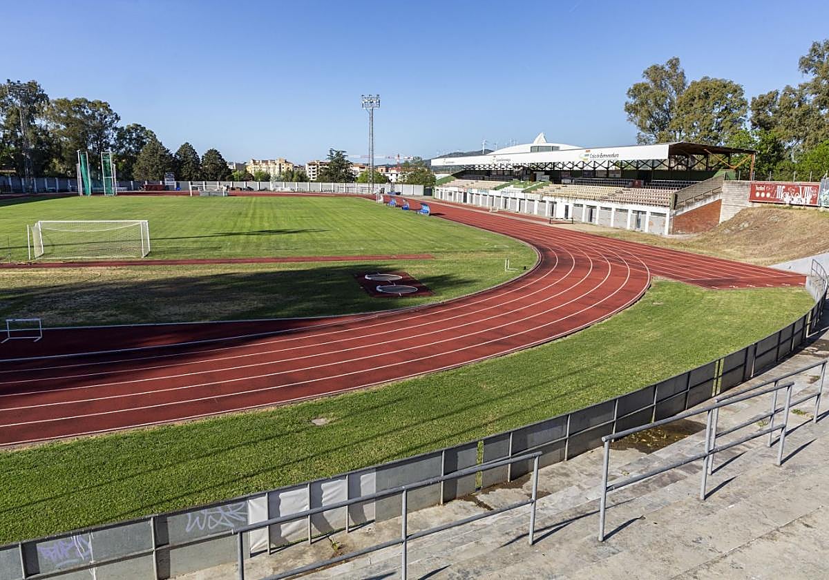 La pista de atletismo ya sufría un evidente deterioro tras su inauguración en 2012.