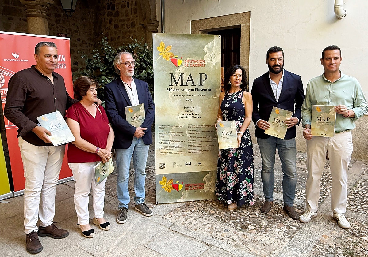 Un momento de la presentación, con ayuntamientos y vicepresidenta de la Diputación.