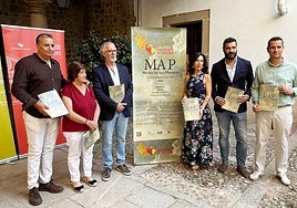 Un momento de la presentación, con ayuntamientos y vicepresidenta de la Diputación.