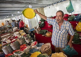 Manel Píriz vendiendo su loza el año pasado en la feria de San Mateo en Elvas.