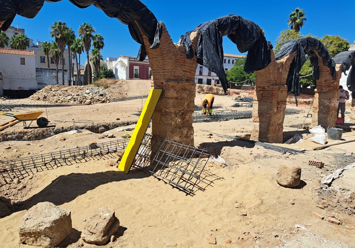 Trabajadores de las empresas adjudicatarias de la obra en la manzana ocupada en gran medida por el antiguo convento de las Concepcionistas.