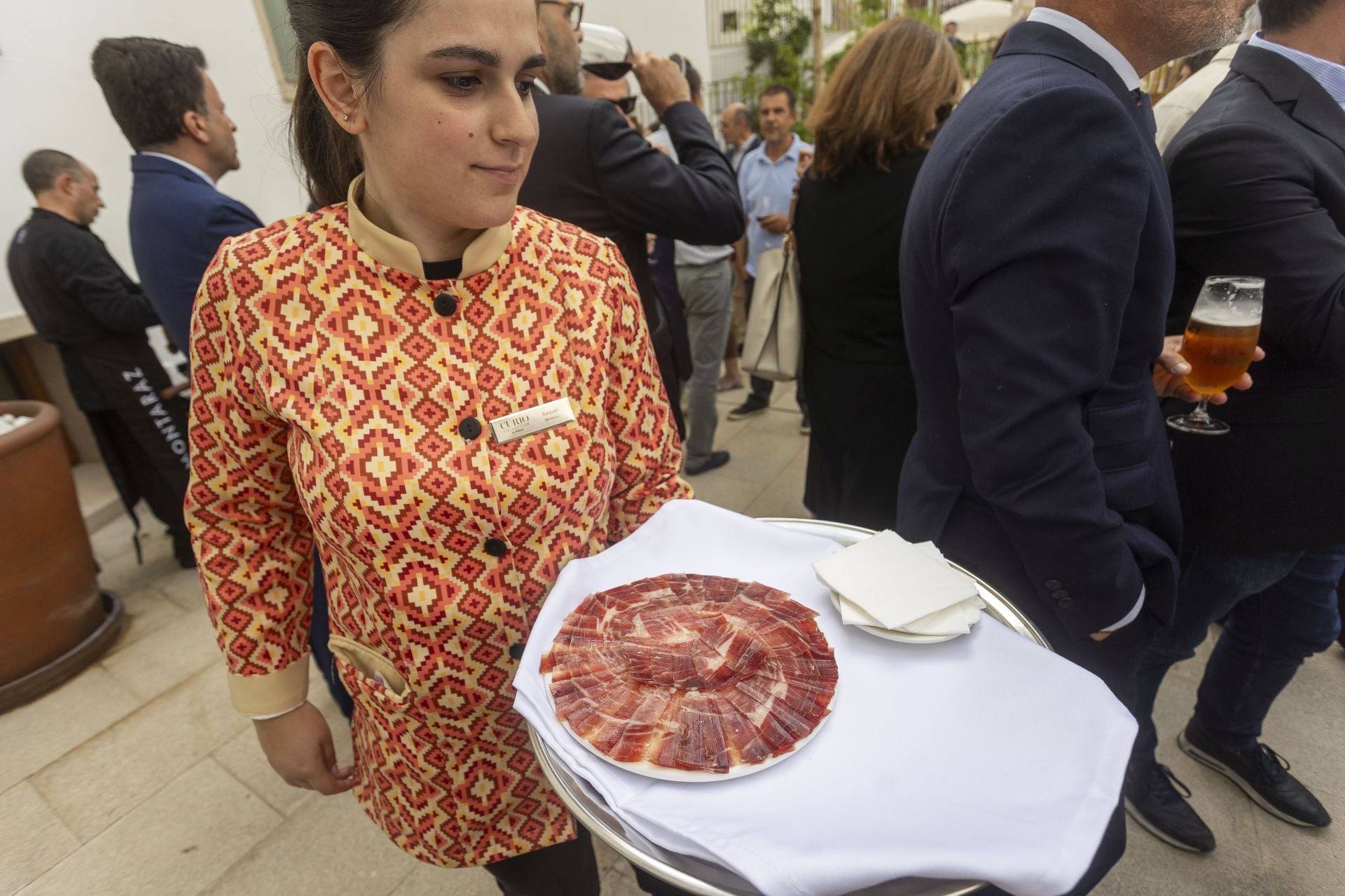Los trabajadores del hotel lucen en sus vestimentas toques del folclore local. 