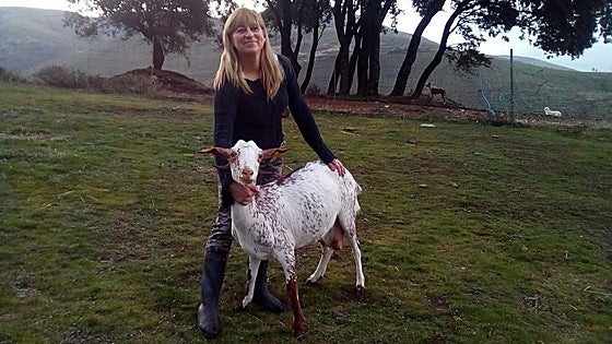 Natividad Alviz, ganadera en Sierra de Gata: «Mis cabras son las únicas que quedan en Acebo»