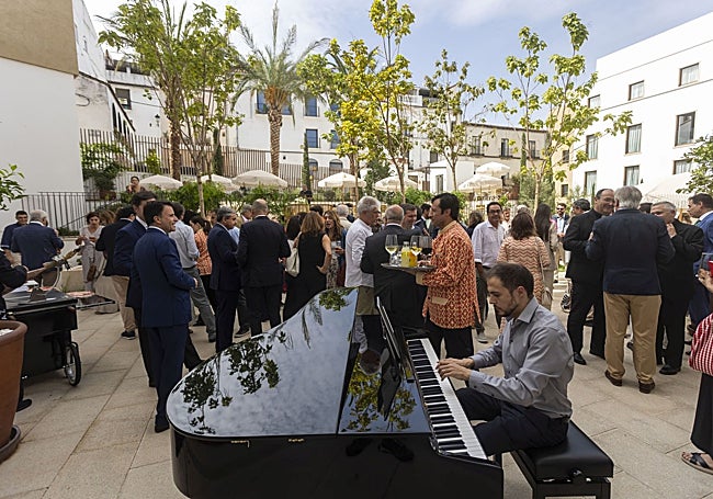Coctail de bienvenida en el patio del hotel.