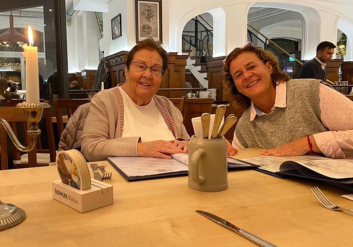 Helga de Alvear y su hija Patricia en una foto tomada en Alemania, país natal de la coleccionista.