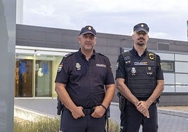 Los dos agentes de la Policía Nacional que ayudaron a salvar a un niño en Héroes de Baler.