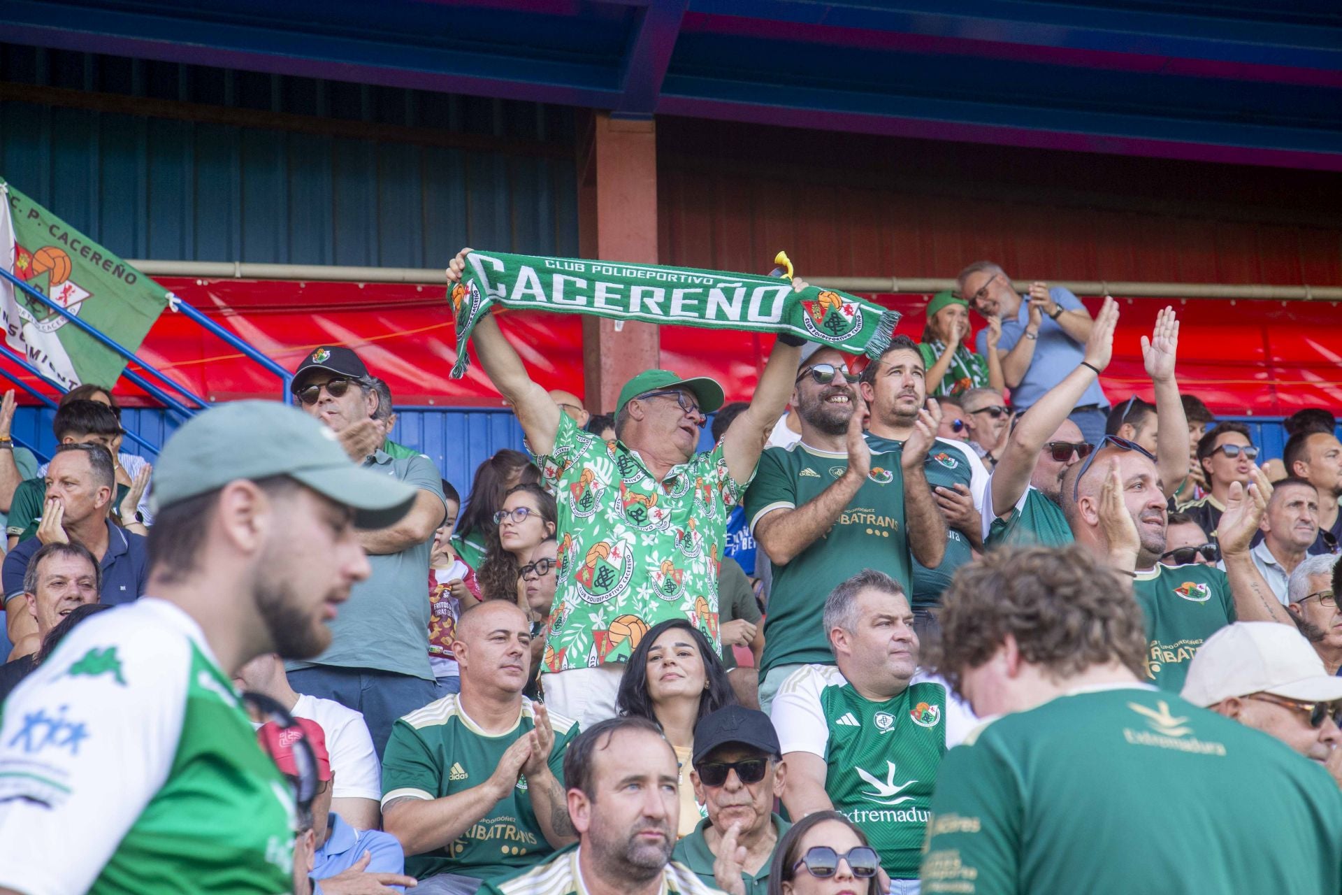 Las mejores imágenes del derbi entre el Mérida y el Cacereño en el Francisco de la Hera