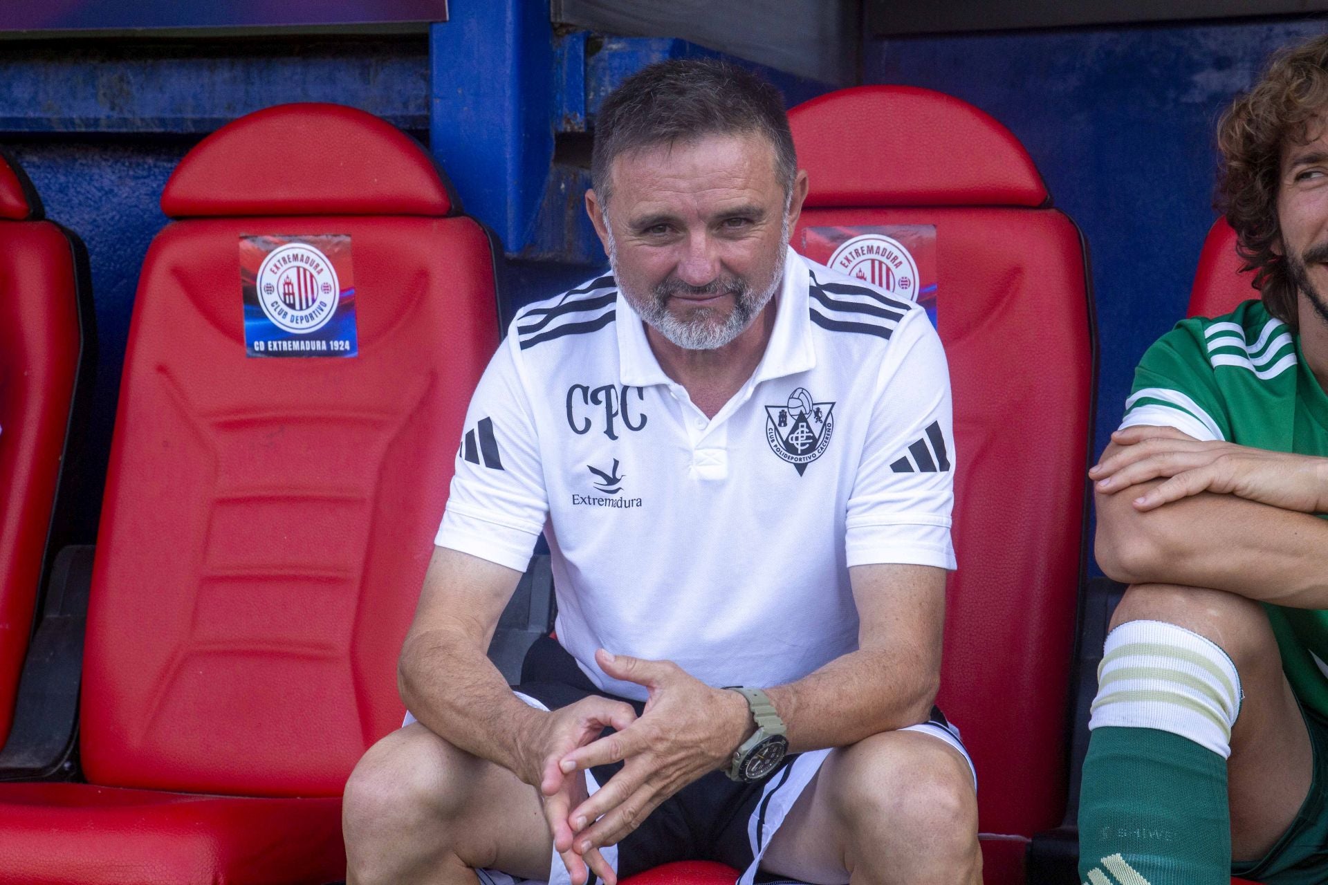 Las mejores imágenes del derbi entre el Mérida y el Cacereño en el Francisco de la Hera