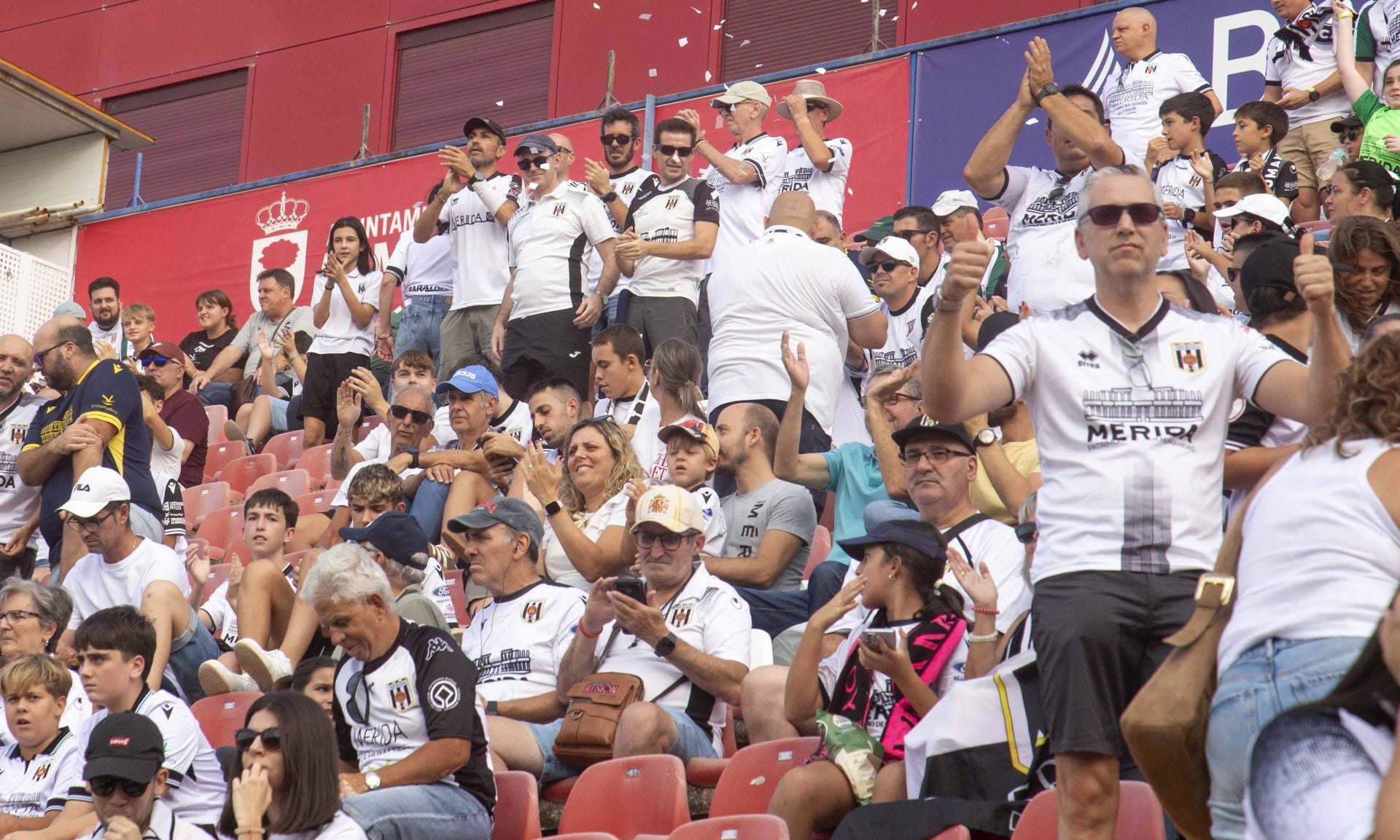 Las mejores imágenes del derbi entre el Mérida y el Cacereño en el Francisco de la Hera