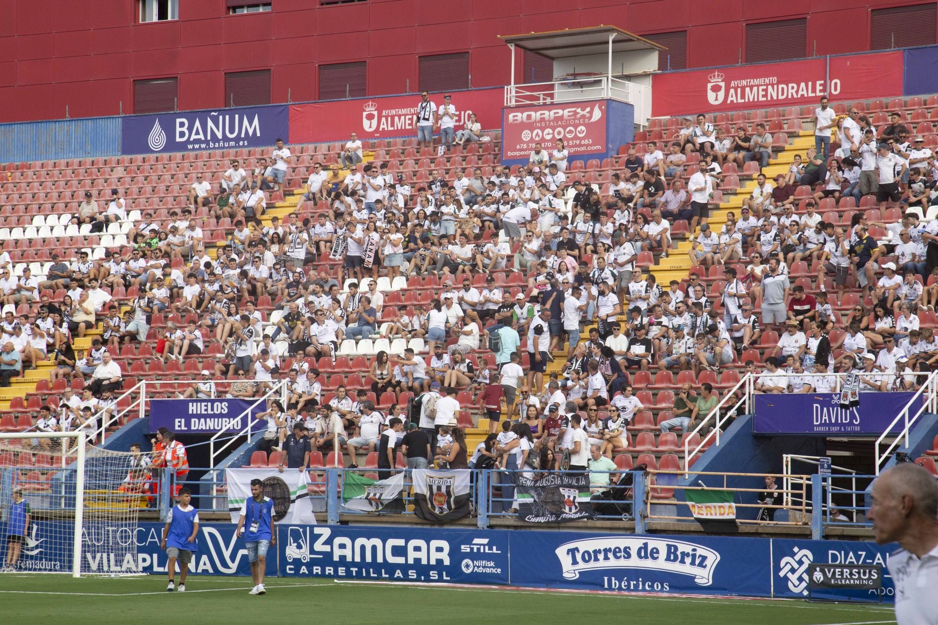 Las mejores imágenes del derbi entre el Mérida y el Cacereño en el Francisco de la Hera