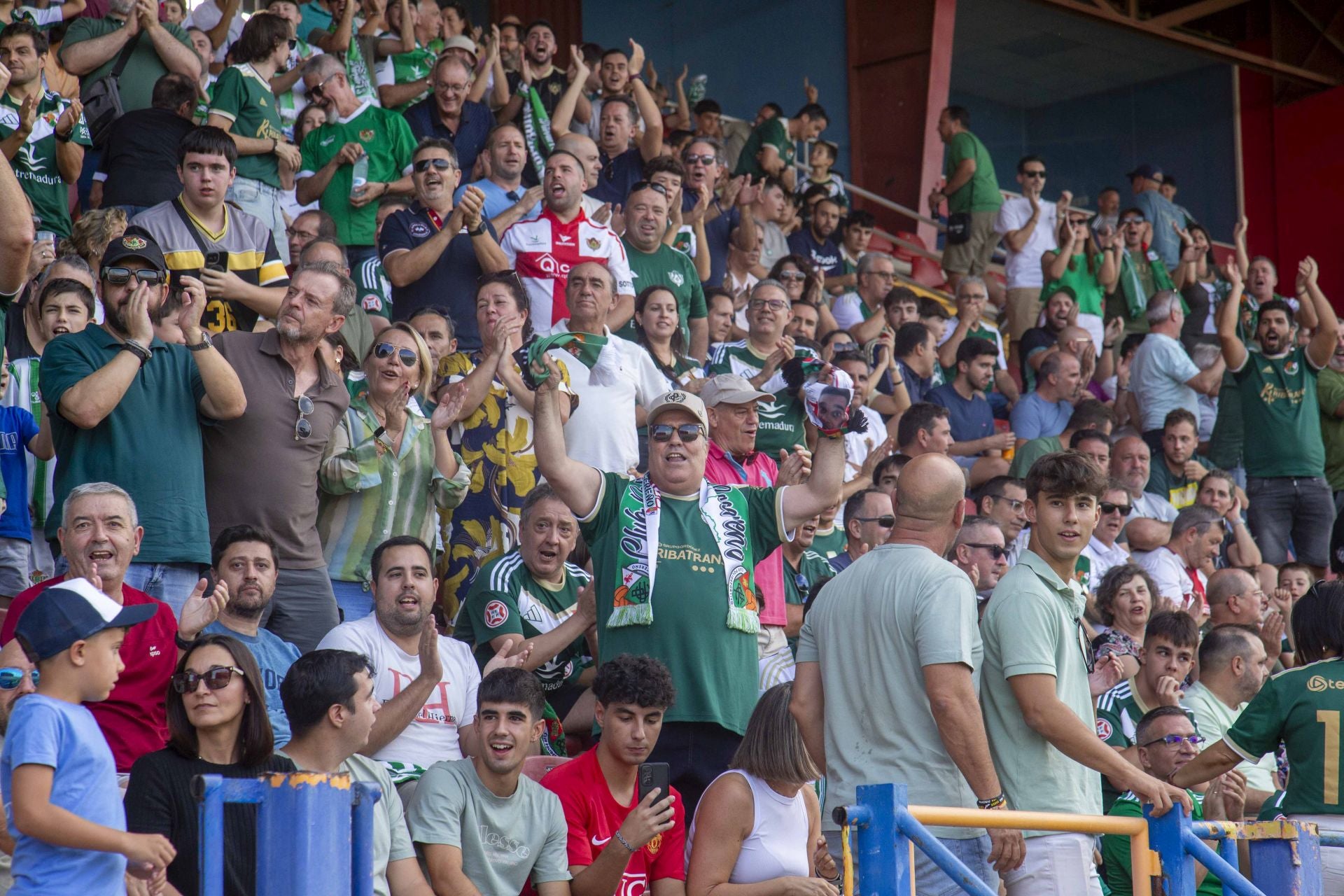 Las mejores imágenes del derbi entre el Mérida y el Cacereño en el Francisco de la Hera