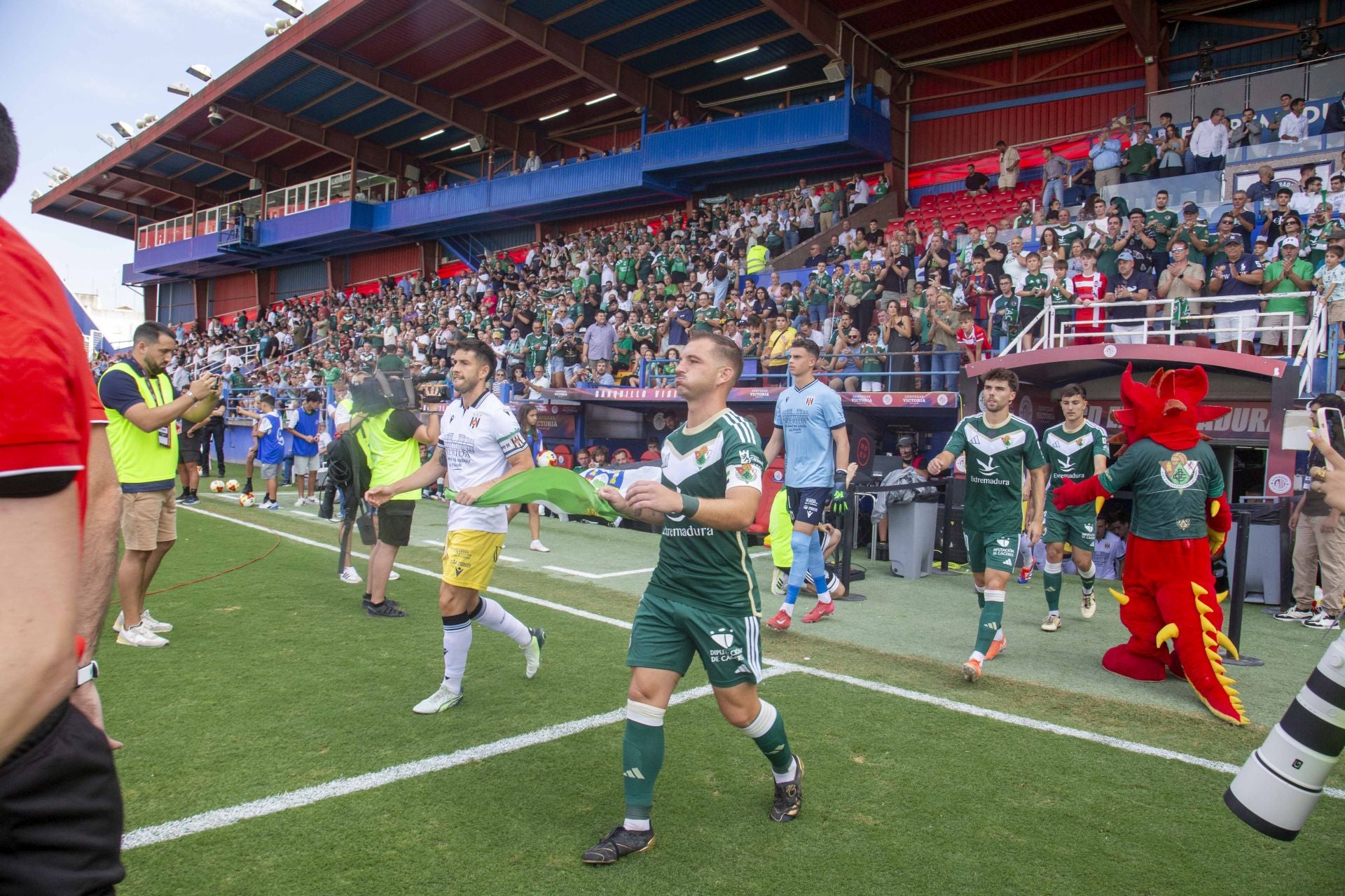 Las mejores imágenes del derbi entre el Mérida y el Cacereño en el Francisco de la Hera