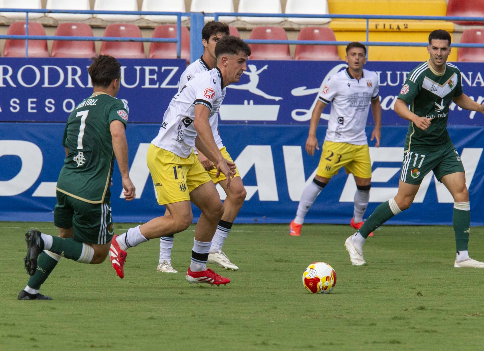 Las mejores imágenes del derbi entre el Mérida y el Cacereño en el Francisco de la Hera