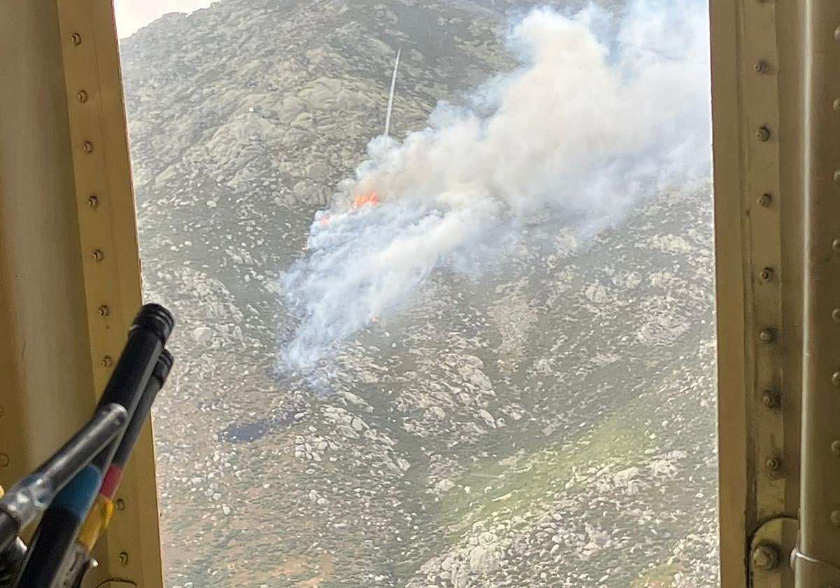 Los bomberos trabajan en la extinción de un incendio en Villanueva de la Vera