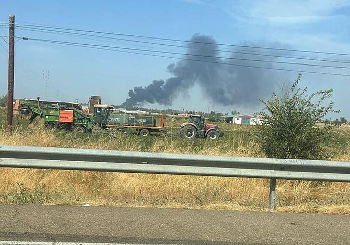 La columna de humo negro que se aprecia.