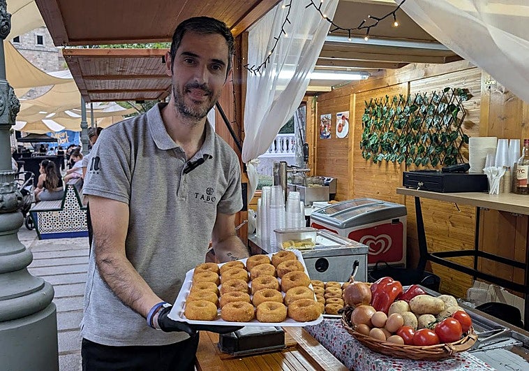 Daniel Rodríguez, del restaurante Taboo, con su receta en forma de rosquilla.