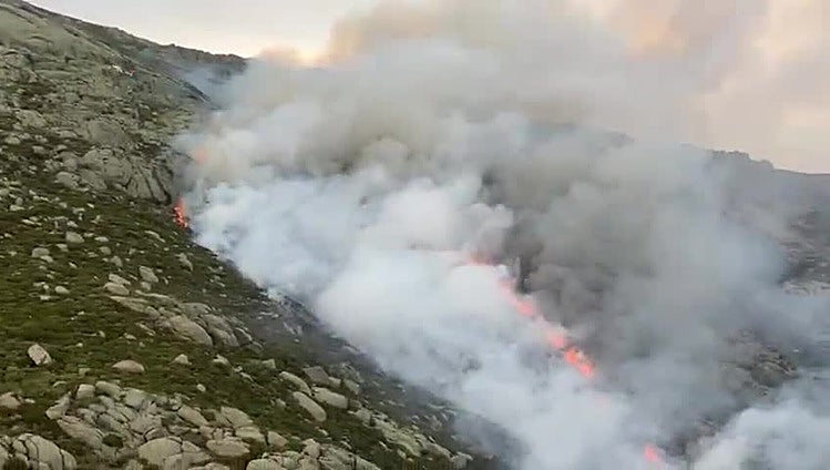 Los bomberos trabajan en la extinción de un incendio en Villanueva de la Vera