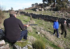Un cazador, en una jornada cinegética en el monte público de Valcorchero.