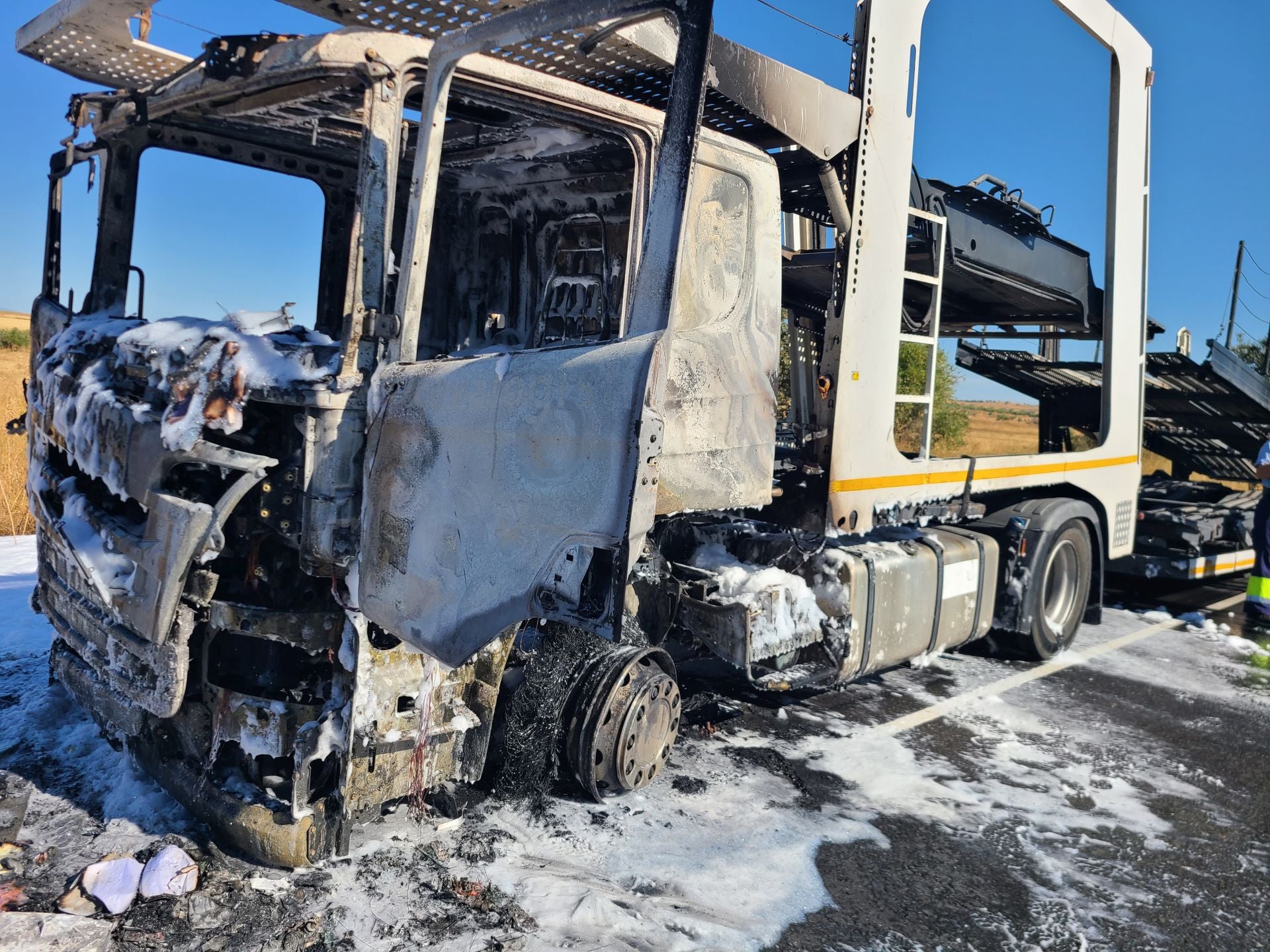 Fotos | Así ha quedado el camión portavehículos tras arder en la A-5 en Badajoz