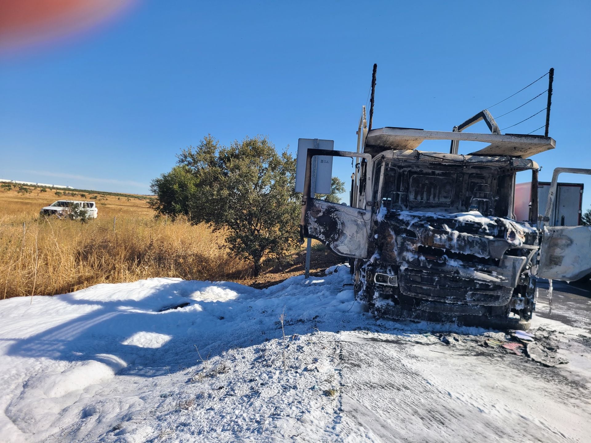 Fotos | Así ha quedado el camión portavehículos tras arder en la A-5 en Badajoz