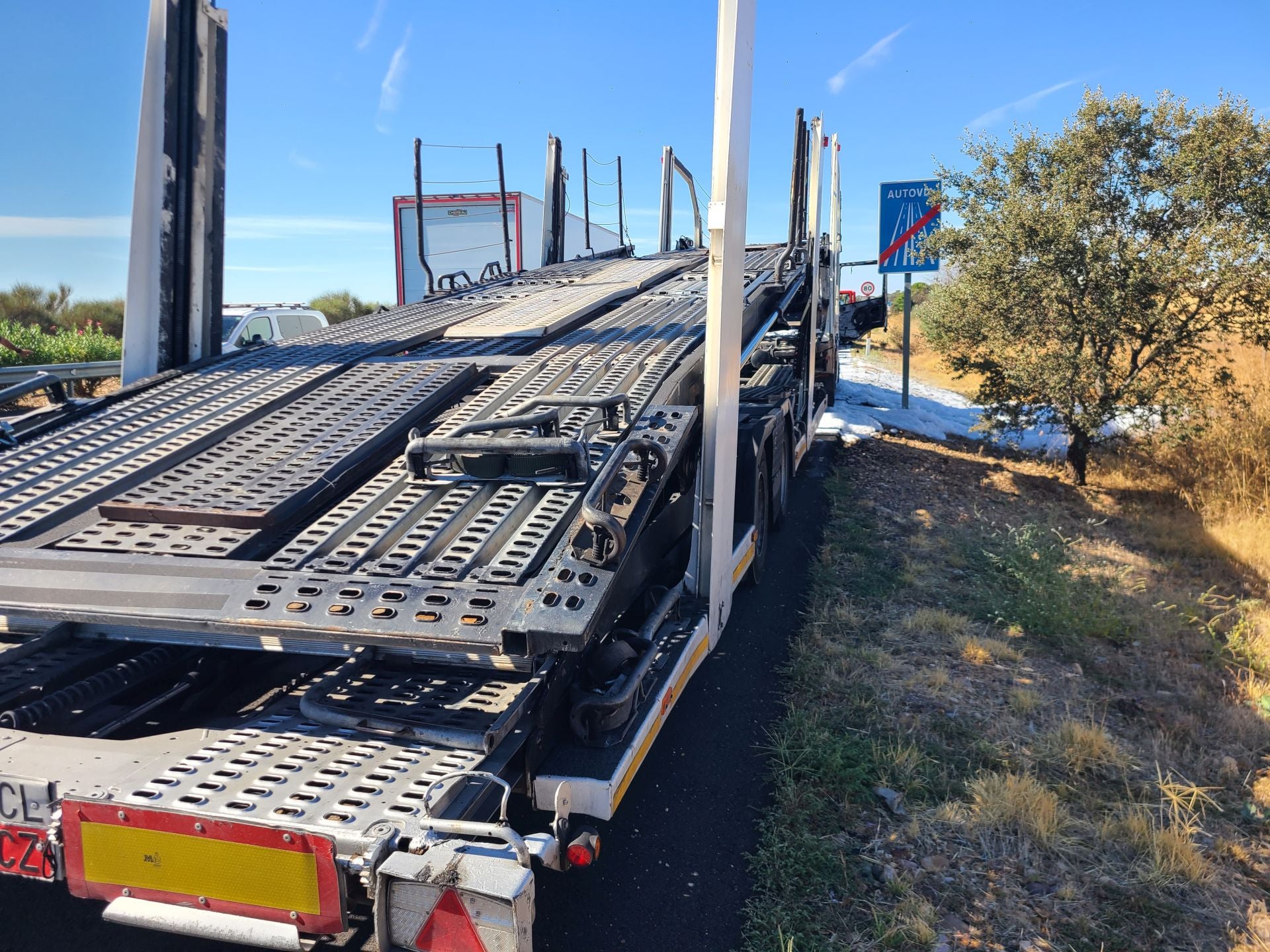 Fotos | Así ha quedado el camión portavehículos tras arder en la A-5 en Badajoz