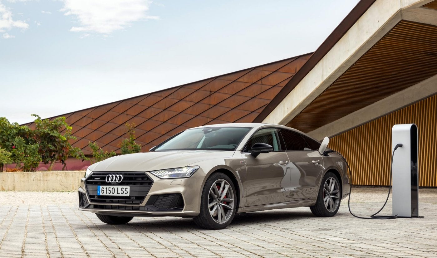 Un Audi A7 recargando electricidad en un punto de la marca.