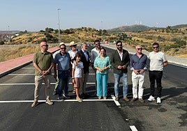 Un momento de la apertura al tráfico del vial que cruza el cementerio judío.