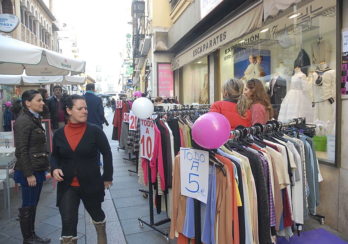 Expositores con ropa en la calle en una edición anterior del Outlet urbano de Mérida.