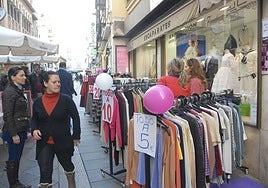 Expositores con ropa en la calle en una edición anterior del Outlet urbano de Mérida.